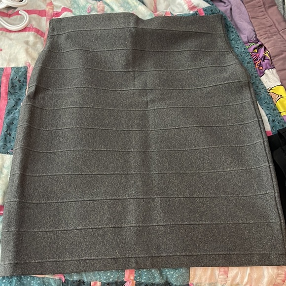 Joseph Ribkoff grey skirt. - Picture 4 of 4